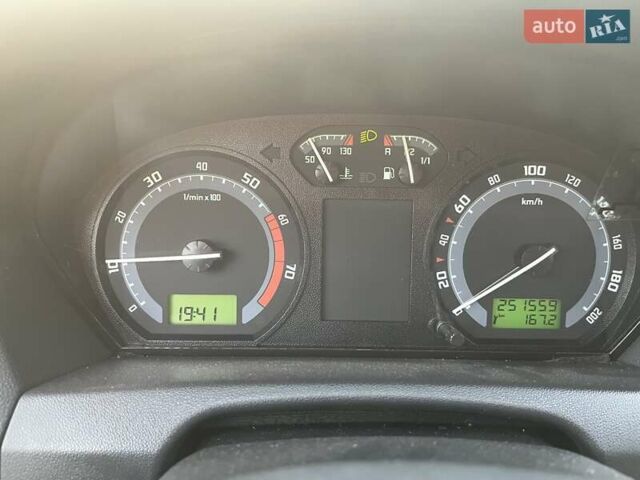 Красный Шкода Фабия, объемом двигателя 1.2 л и пробегом 253 тыс. км за 3750 $, фото 8 на Automoto.ua