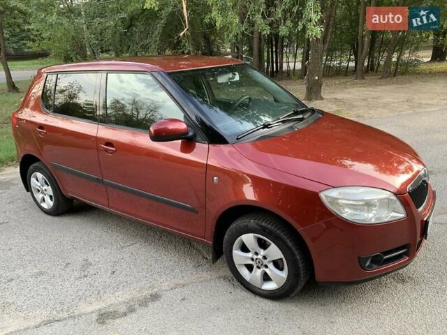 Красный Шкода Фабия, объемом двигателя 1.39 л и пробегом 162 тыс. км за 5500 $, фото 5 на Automoto.ua