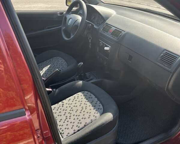Красный Шкода Фабия, объемом двигателя 1.2 л и пробегом 253 тыс. км за 3750 $, фото 6 на Automoto.ua