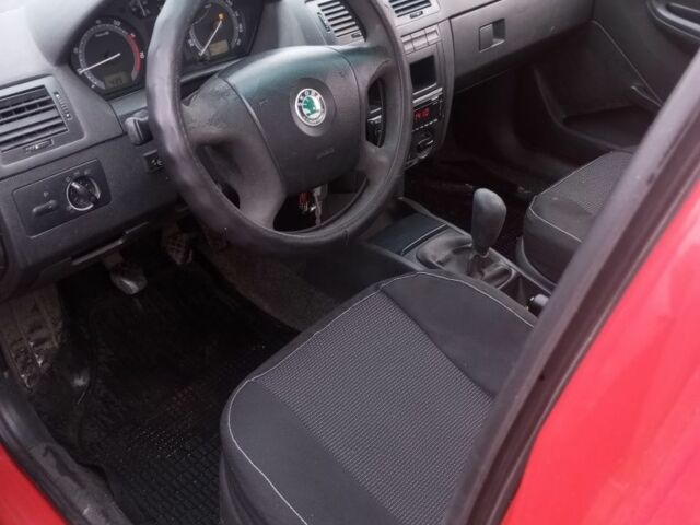 Красный Шкода Фабия, объемом двигателя 1.2 л и пробегом 196 тыс. км за 2400 $, фото 6 на Automoto.ua