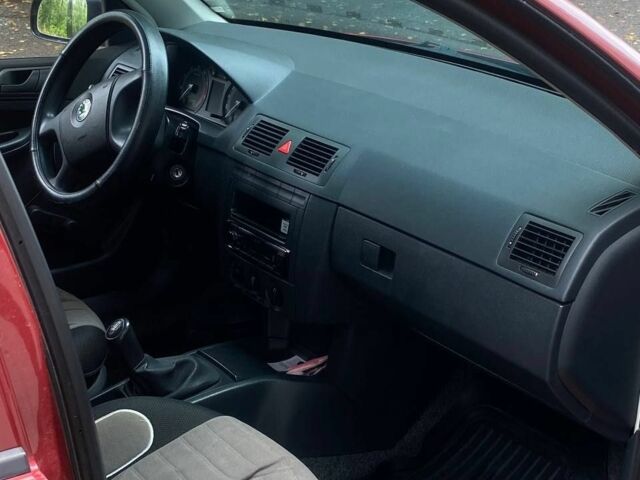 Червоний Шкода Фабія, об'ємом двигуна 1.2 л та пробігом 120 тис. км за 3300 $, фото 1 на Automoto.ua