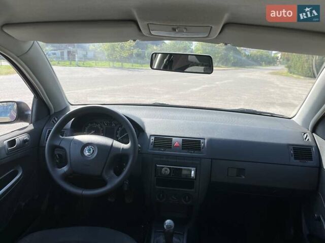 Красный Шкода Фабия, объемом двигателя 1.2 л и пробегом 253 тыс. км за 3750 $, фото 4 на Automoto.ua