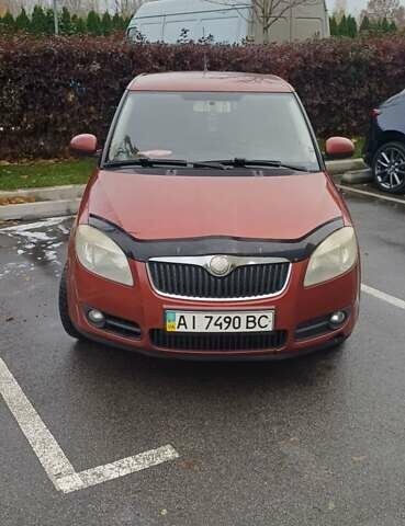 Красный Шкода Фабия, объемом двигателя 1.39 л и пробегом 280 тыс. км за 3900 $, фото 1 на Automoto.ua