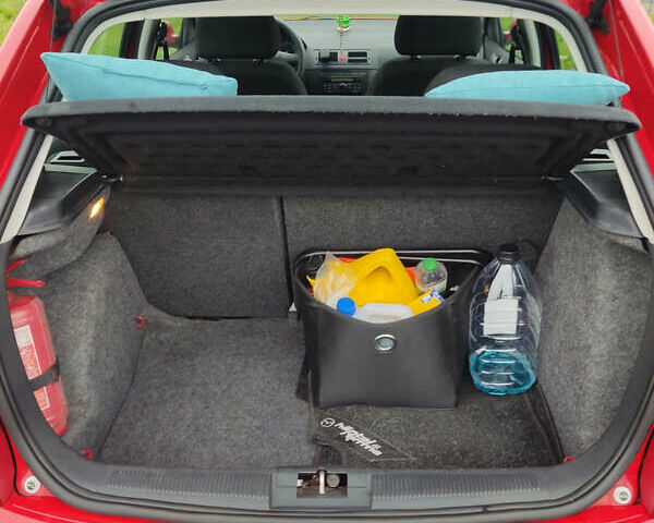 Красный Шкода Фабия, объемом двигателя 1.2 л и пробегом 240 тыс. км за 4200 $, фото 7 на Automoto.ua