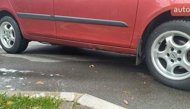 Красный Шкода Фабия, объемом двигателя 1.39 л и пробегом 280 тыс. км за 3900 $, фото 5 на Automoto.ua
