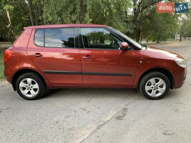 Красный Шкода Фабия, объемом двигателя 1.39 л и пробегом 162 тыс. км за 5500 $, фото 10 на Automoto.ua