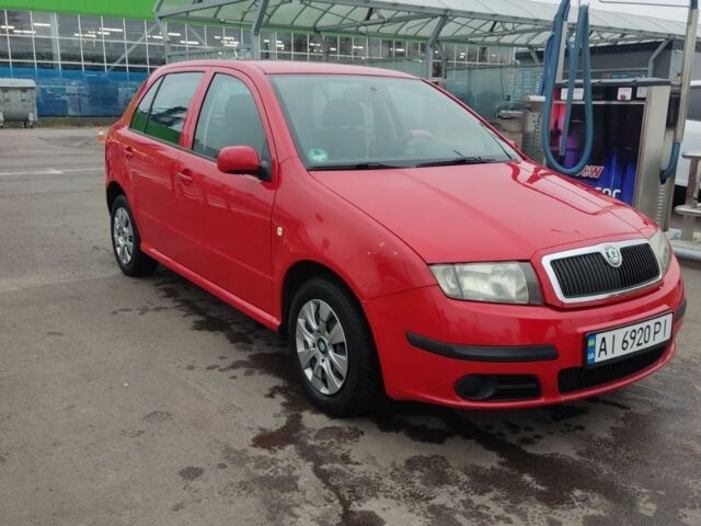 Красный Шкода Фабия, объемом двигателя 1.2 л и пробегом 240 тыс. км за 4200 $, фото 2 на Automoto.ua