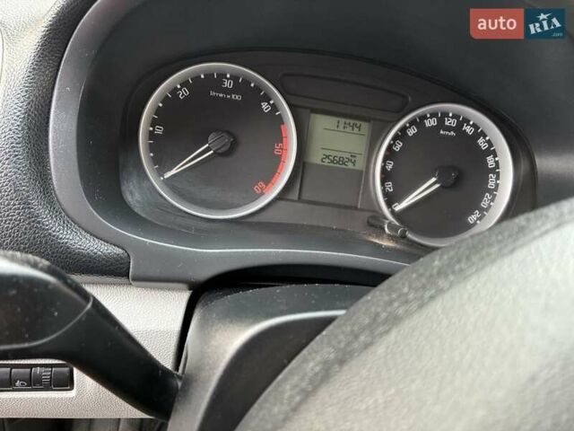 Красный Шкода Фабия, объемом двигателя 1.4 л и пробегом 256 тыс. км за 4500 $, фото 13 на Automoto.ua