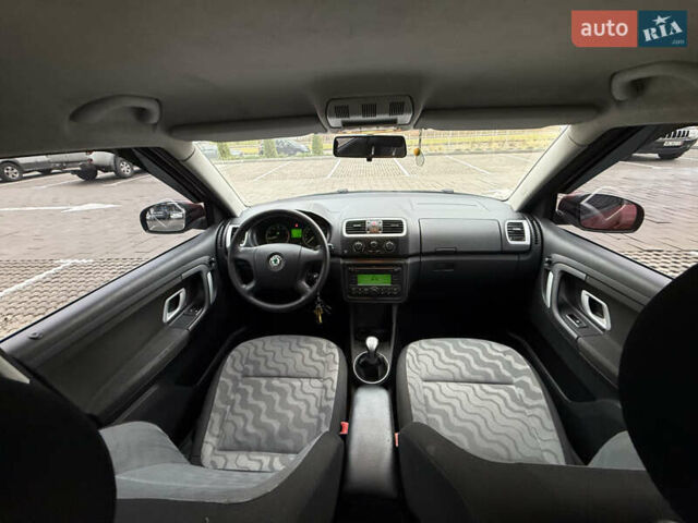 Красный Шкода Фабия, объемом двигателя 1.39 л и пробегом 236 тыс. км за 6100 $, фото 13 на Automoto.ua