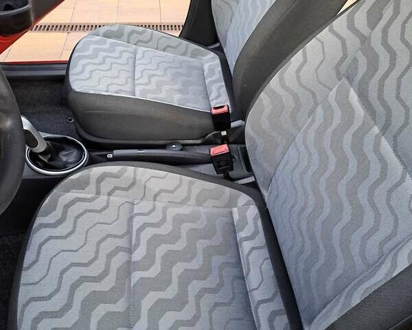 Красный Шкода Фабия, объемом двигателя 1.2 л и пробегом 113 тыс. км за 4500 $, фото 2 на Automoto.ua