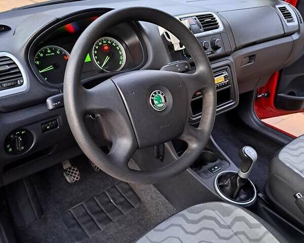 Красный Шкода Фабия, объемом двигателя 1.2 л и пробегом 113 тыс. км за 4500 $, фото 8 на Automoto.ua