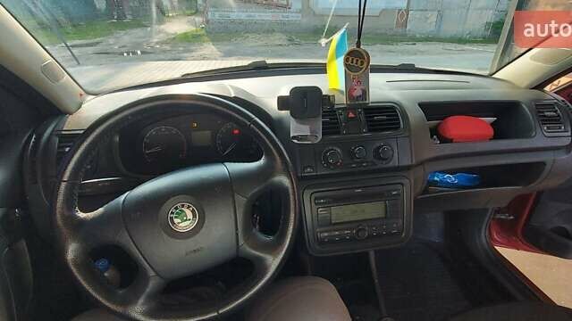 Красный Шкода Фабия, объемом двигателя 1.2 л и пробегом 379 тыс. км за 3899 $, фото 6 на Automoto.ua