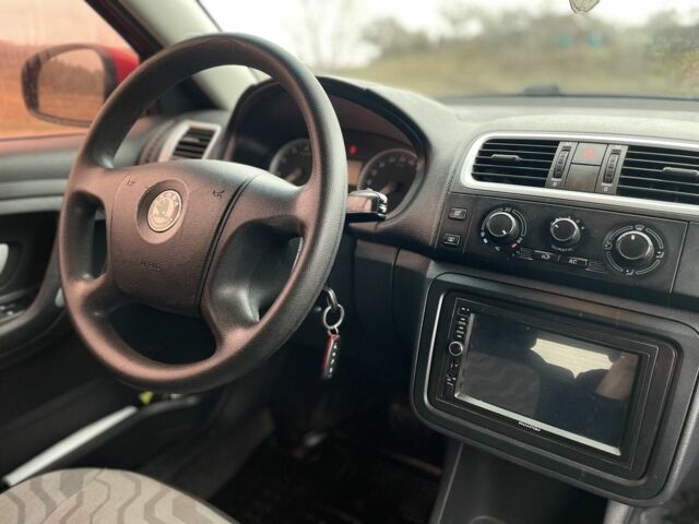Красный Шкода Фабия, объемом двигателя 1.6 л и пробегом 235 тыс. км за 6600 $, фото 7 на Automoto.ua