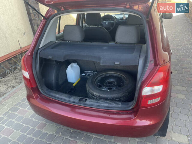 Красный Шкода Фабия, объемом двигателя 1.39 л и пробегом 276 тыс. км за 4500 $, фото 12 на Automoto.ua