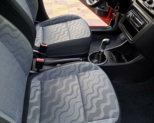 Красный Шкода Фабия, объемом двигателя 1.2 л и пробегом 113 тыс. км за 4500 $, фото 3 на Automoto.ua