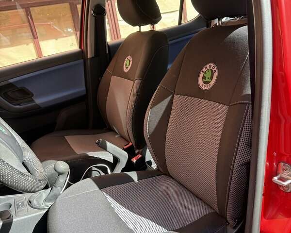 Красный Шкода Фабия, объемом двигателя 1.2 л и пробегом 157 тыс. км за 4500 $, фото 6 на Automoto.ua