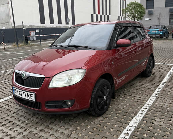 Красный Шкода Фабия, объемом двигателя 1.39 л и пробегом 236 тыс. км за 6100 $, фото 1 на Automoto.ua