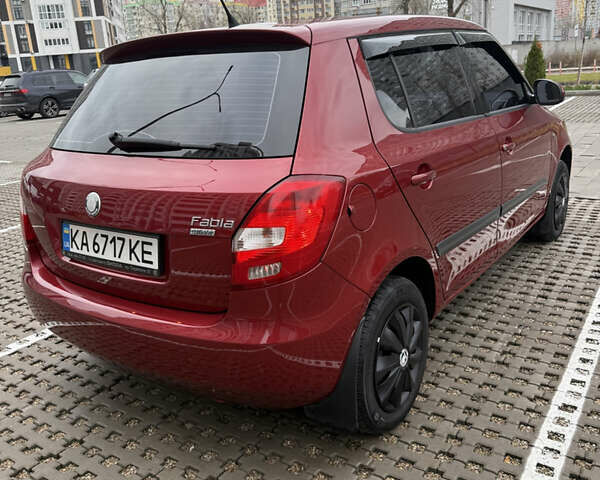 Красный Шкода Фабия, объемом двигателя 1.39 л и пробегом 236 тыс. км за 6100 $, фото 5 на Automoto.ua