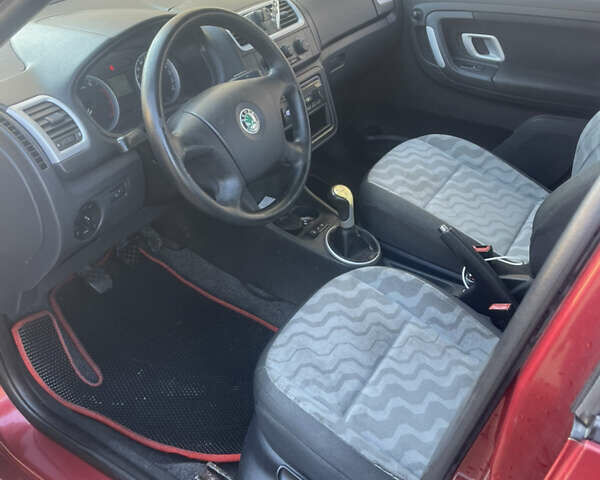 Красный Шкода Фабия, объемом двигателя 1.39 л и пробегом 276 тыс. км за 4500 $, фото 8 на Automoto.ua