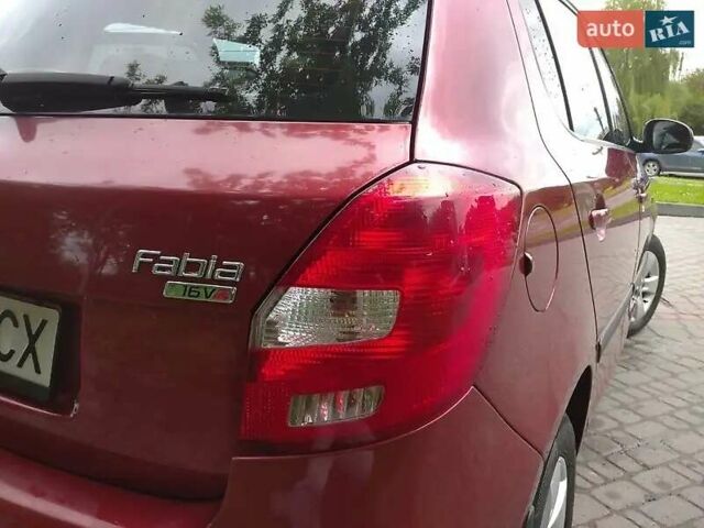 Красный Шкода Фабия, объемом двигателя 1.6 л и пробегом 200 тыс. км за 6300 $, фото 4 на Automoto.ua
