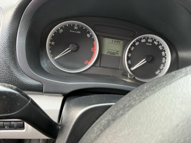 Красный Шкода Фабия, объемом двигателя 1.4 л и пробегом 256 тыс. км за 4500 $, фото 14 на Automoto.ua