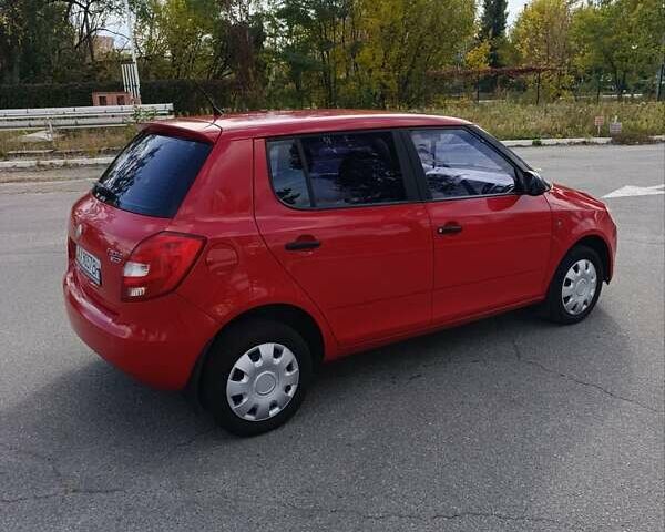 Красный Шкода Фабия, объемом двигателя 1.4 л и пробегом 250 тыс. км за 3550 $, фото 4 на Automoto.ua