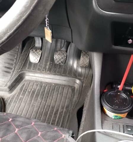Красный Шкода Фабия, объемом двигателя 1.39 л и пробегом 275 тыс. км за 3200 $, фото 7 на Automoto.ua