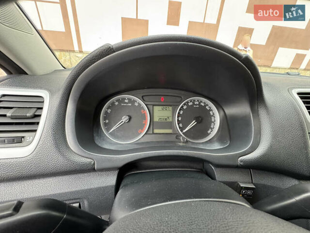 Красный Шкода Фабия, объемом двигателя 1.6 л и пробегом 203 тыс. км за 6300 $, фото 10 на Automoto.ua