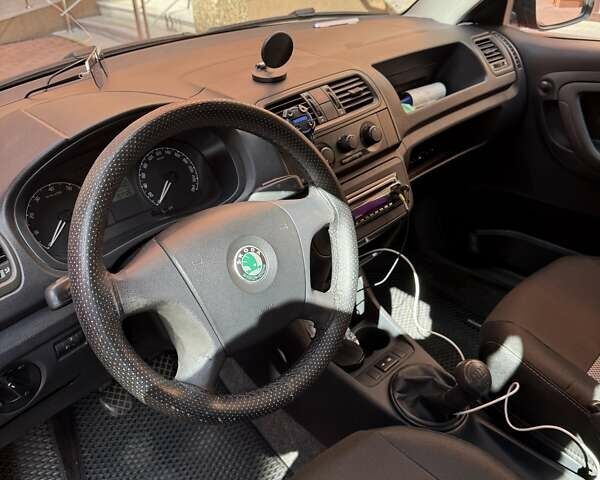 Красный Шкода Фабия, объемом двигателя 1.2 л и пробегом 157 тыс. км за 4500 $, фото 5 на Automoto.ua