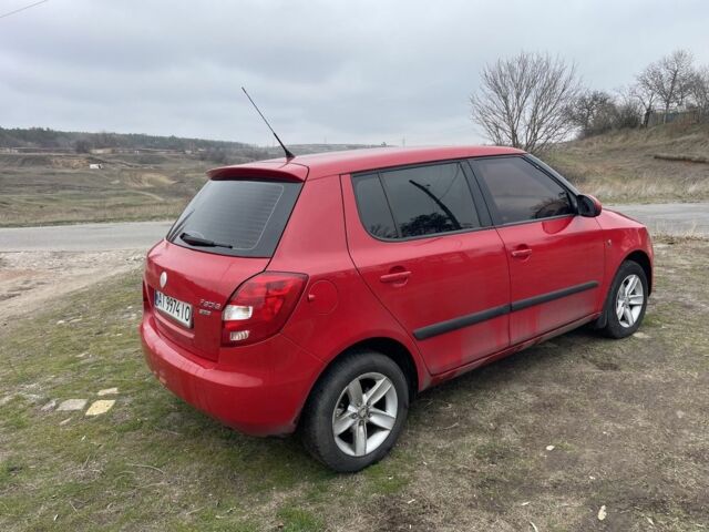 Красный Шкода Фабия, объемом двигателя 1.6 л и пробегом 235 тыс. км за 6600 $, фото 2 на Automoto.ua