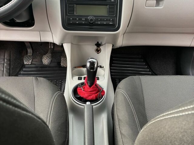 Красный Шкода Фабия, объемом двигателя 1.4 л и пробегом 256 тыс. км за 4500 $, фото 13 на Automoto.ua