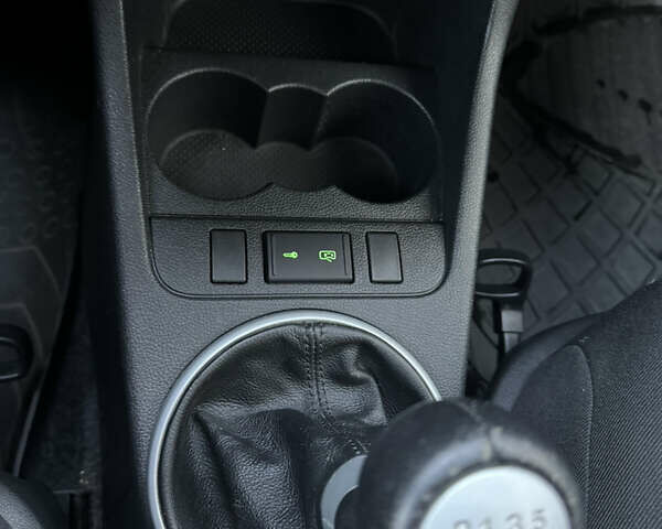 Красный Шкода Фабия, объемом двигателя 1.39 л и пробегом 232 тыс. км за 4500 $, фото 41 на Automoto.ua