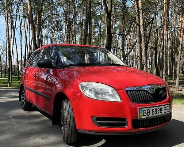 Красный Шкода Фабия, объемом двигателя 1.2 л и пробегом 157 тыс. км за 4500 $, фото 1 на Automoto.ua