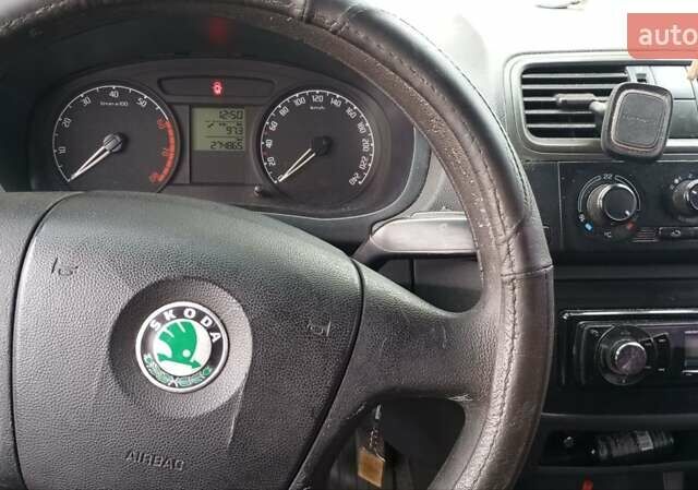 Красный Шкода Фабия, объемом двигателя 1.39 л и пробегом 275 тыс. км за 3200 $, фото 11 на Automoto.ua