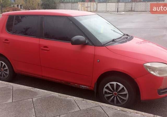 Красный Шкода Фабия, объемом двигателя 1.39 л и пробегом 275 тыс. км за 3200 $, фото 1 на Automoto.ua