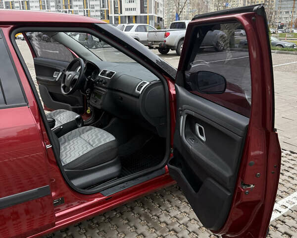 Красный Шкода Фабия, объемом двигателя 1.39 л и пробегом 236 тыс. км за 6100 $, фото 9 на Automoto.ua