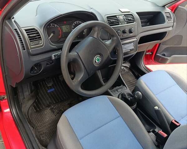 Красный Шкода Фабия, объемом двигателя 1.2 л и пробегом 260 тыс. км за 4430 $, фото 2 на Automoto.ua