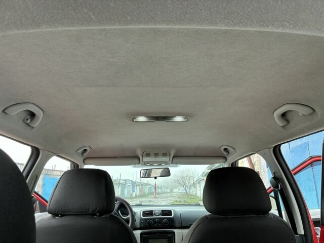 Красный Шкода Фабия, объемом двигателя 1.4 л и пробегом 256 тыс. км за 4500 $, фото 12 на Automoto.ua