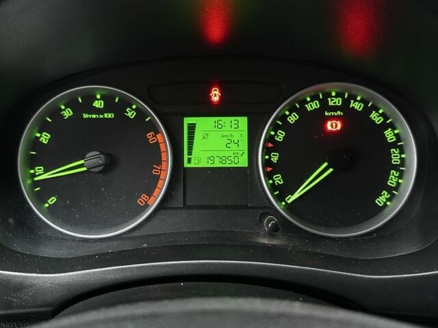 Красный Шкода Фабия, объемом двигателя 1.4 л и пробегом 198 тыс. км за 4500 $, фото 14 на Automoto.ua