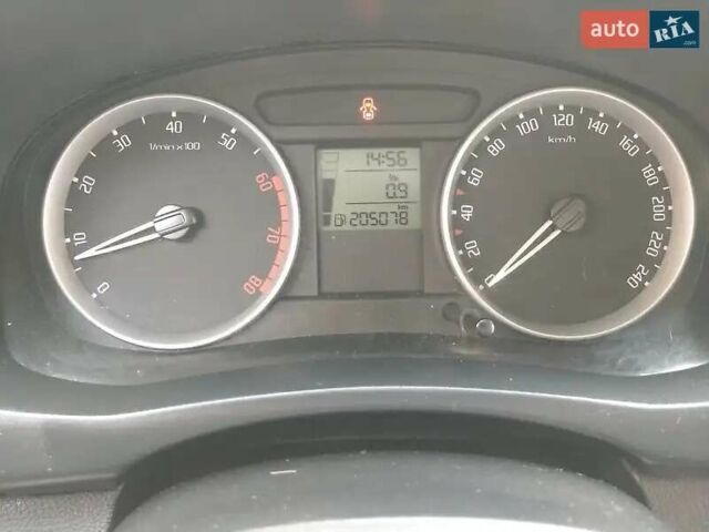 Красный Шкода Фабия, объемом двигателя 1.6 л и пробегом 200 тыс. км за 6300 $, фото 13 на Automoto.ua