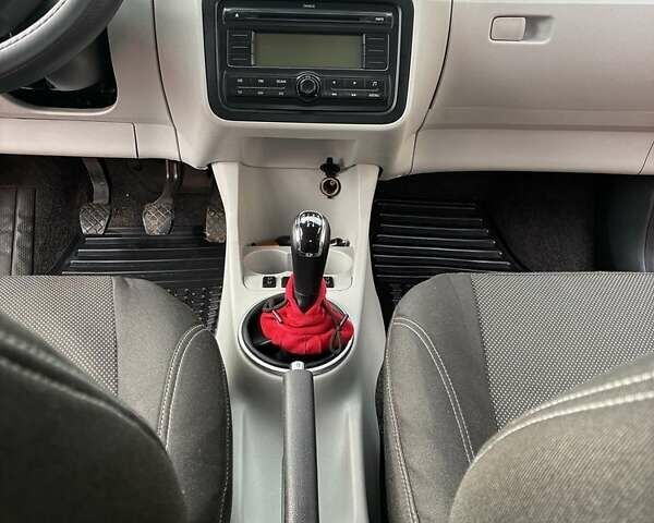 Красный Шкода Фабия, объемом двигателя 1.4 л и пробегом 256 тыс. км за 4500 $, фото 12 на Automoto.ua