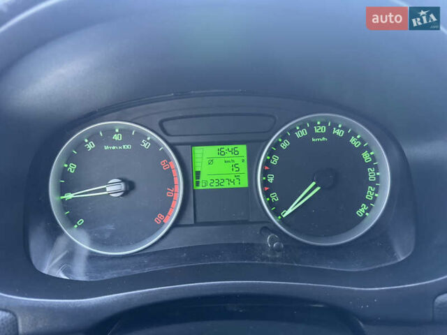 Красный Шкода Фабия, объемом двигателя 1.39 л и пробегом 232 тыс. км за 4500 $, фото 39 на Automoto.ua