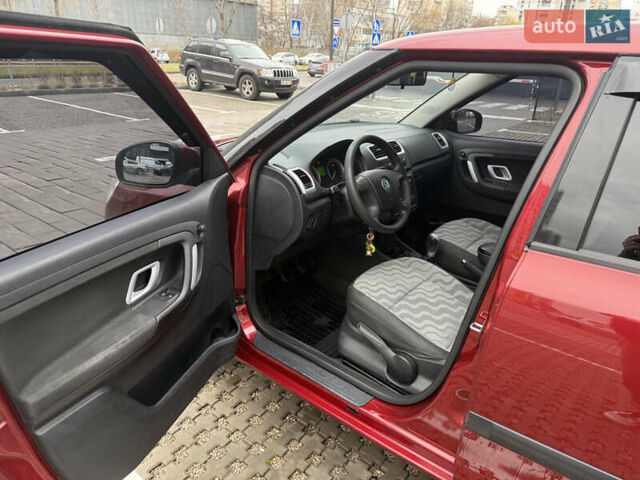 Красный Шкода Фабия, объемом двигателя 1.39 л и пробегом 236 тыс. км за 6100 $, фото 10 на Automoto.ua