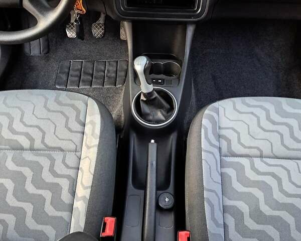 Красный Шкода Фабия, объемом двигателя 1.2 л и пробегом 113 тыс. км за 4500 $, фото 4 на Automoto.ua