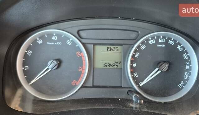 Красный Шкода Фабия, объемом двигателя 1.2 л и пробегом 163 тыс. км за 4000 $, фото 3 на Automoto.ua