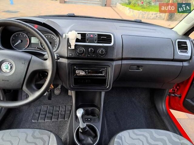 Красный Шкода Фабия, объемом двигателя 1.2 л и пробегом 113 тыс. км за 4500 $, фото 5 на Automoto.ua