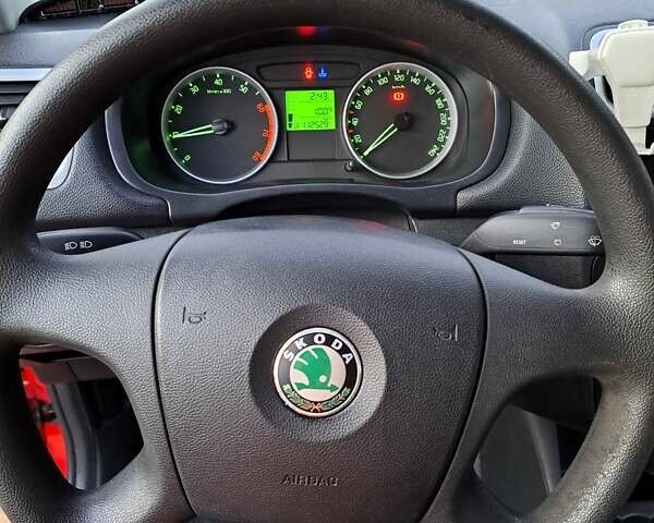 Красный Шкода Фабия, объемом двигателя 1.2 л и пробегом 113 тыс. км за 4500 $, фото 6 на Automoto.ua
