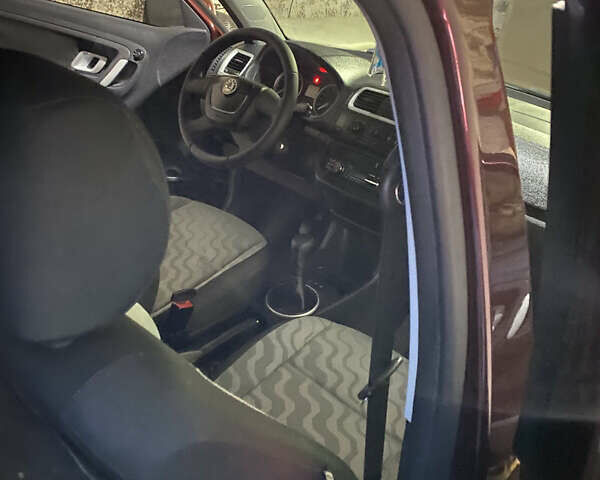 Красный Шкода Фабия, объемом двигателя 1.2 л и пробегом 148 тыс. км за 4250 $, фото 10 на Automoto.ua