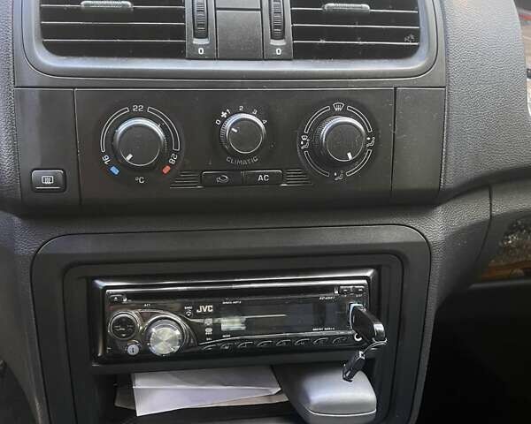 Красный Шкода Фабия, объемом двигателя 1.2 л и пробегом 156 тыс. км за 3800 $, фото 13 на Automoto.ua