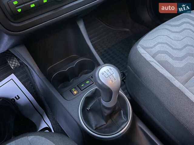 Красный Шкода Фабия, объемом двигателя 1.39 л и пробегом 181 тыс. км за 5200 $, фото 24 на Automoto.ua